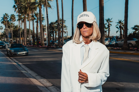 LA CRAVATE AU FÉMININ : UN ACCESSOIRE, UNE ATTITUDE, UN MANIFESTE