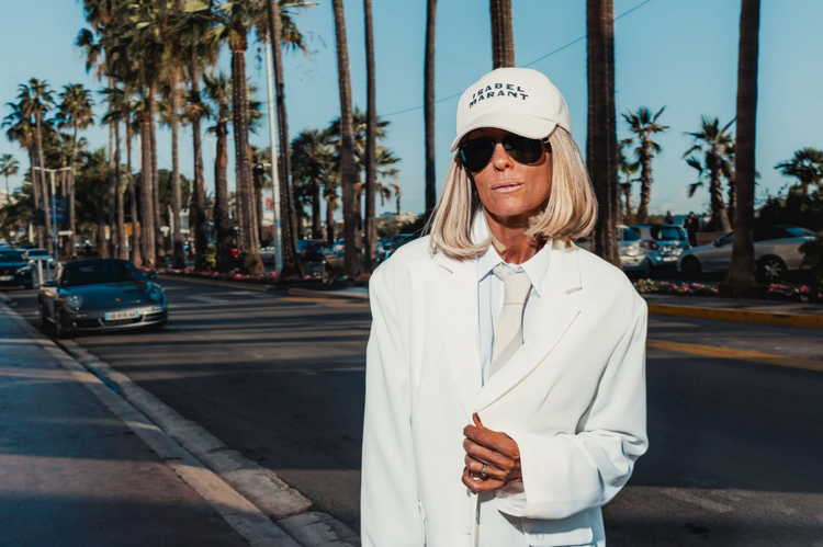 LA CRAVATE AU FÉMININ : UN ACCESSOIRE, UNE ATTITUDE, UN MANIFESTE