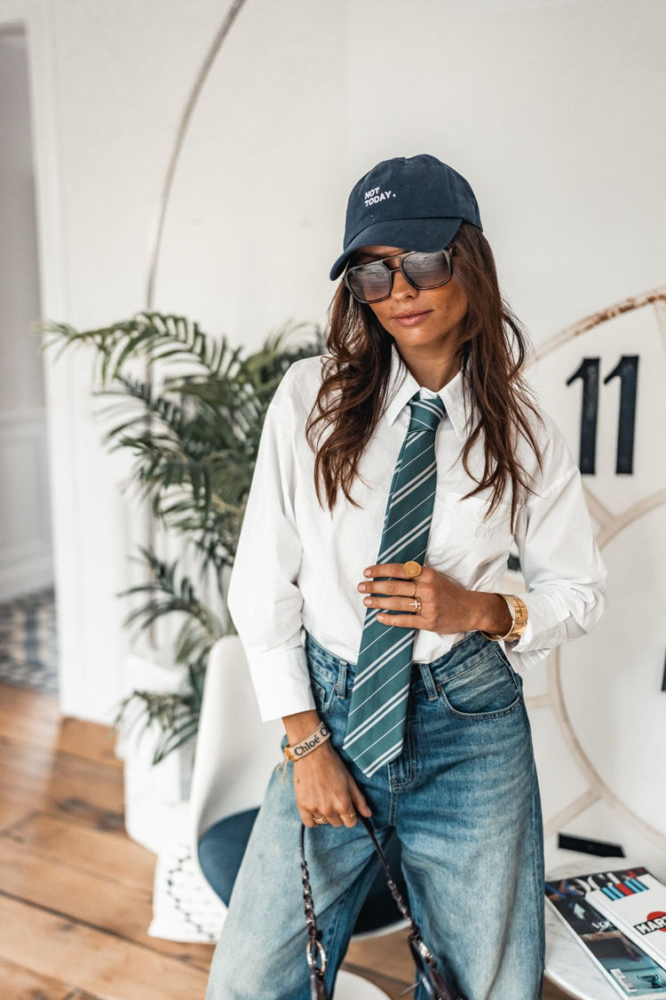 LA CRAVATE AU FÉMININ : UN ACCESSOIRE, UNE ATTITUDE, UN MANIFESTE