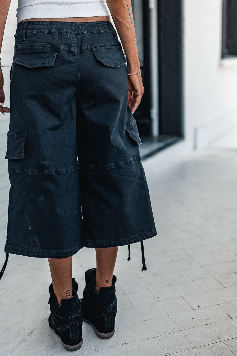 BLACK CAMY BERMUDA SHORTS