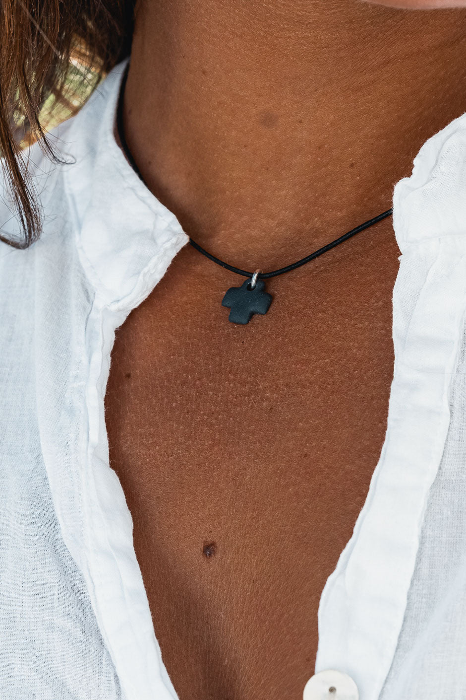COLLAR CRUZ NEGRO