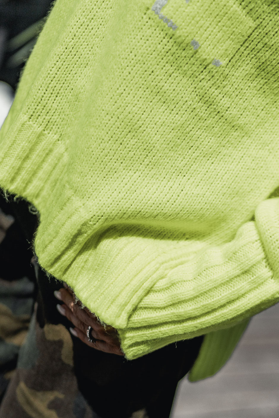 PULL AMOUR DINGUE JAUNE FLUO