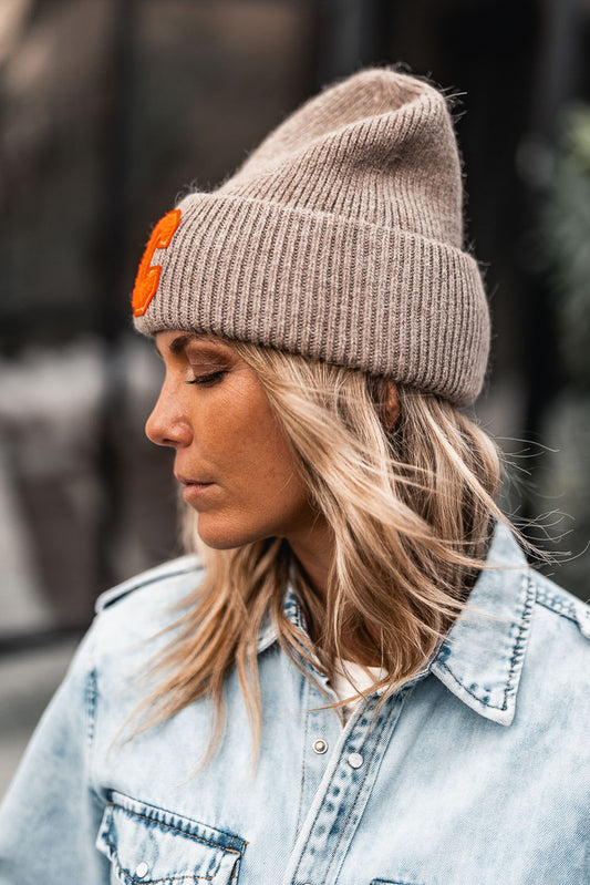 BEIGE C-SHAPED BONNET
