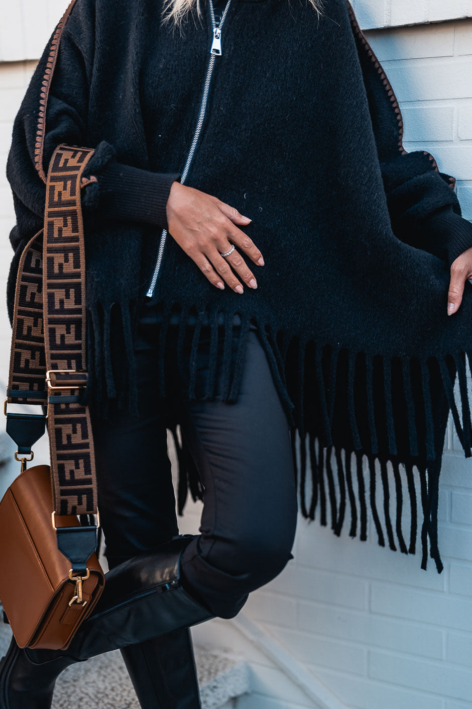 Grungemama Chelly black poncho