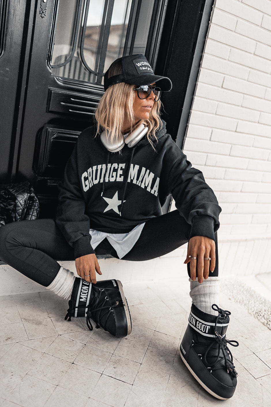 ICONIC BLACK SWEATSHIRT