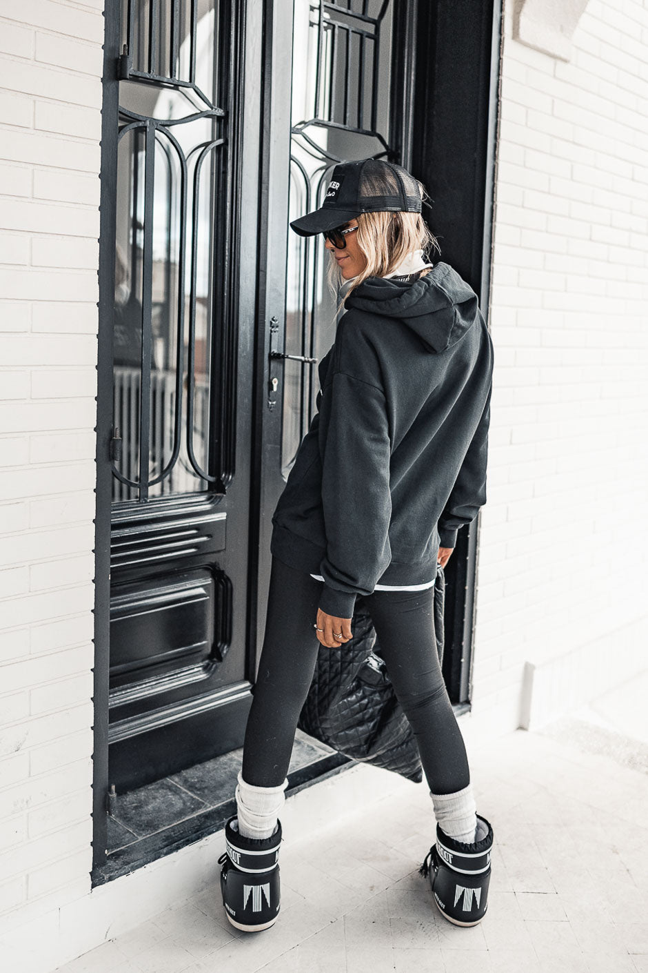 ICONIC BLACK SWEATSHIRT